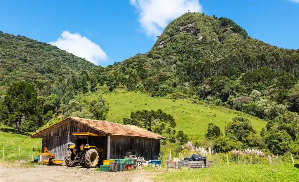 Vista de una cabaña rural en una de las regiones naturales de Colombia, ideal para planear rutas en carro por Colombia con ABCRentacar.
